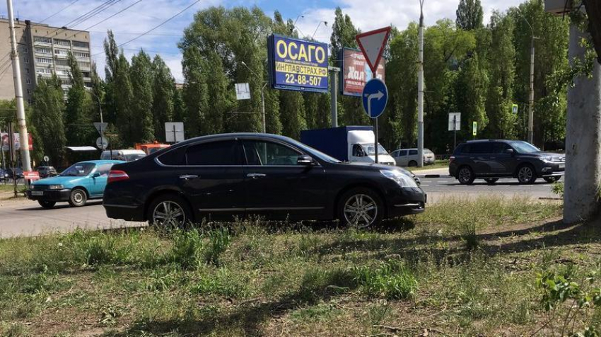 Припарковавшийся на газоне автомобилист сильно возмутил жителей Воронежа