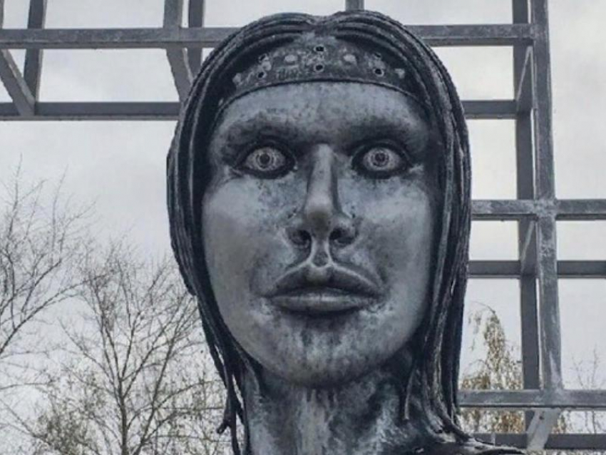 Пугающий памятник Аленке могут снести под Воронежем