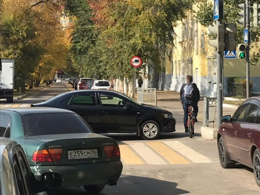 Хозяйская парковка иномарки сломала ПДД в Воронеже