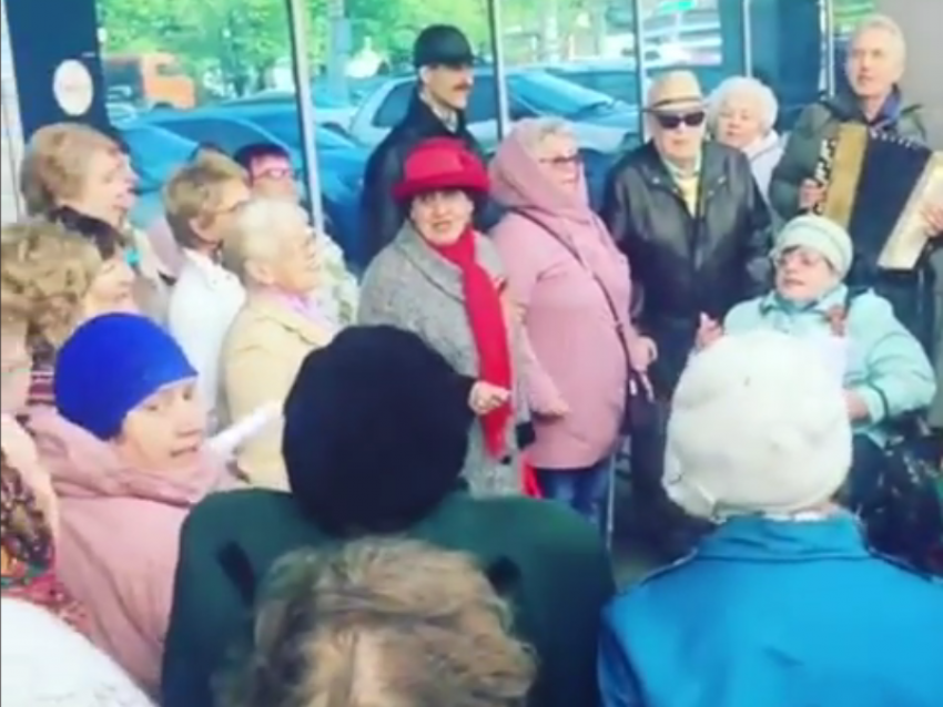 Проникновенное исполнение «Дня Победы»  толпой пенсионеров сняли в Воронеже 