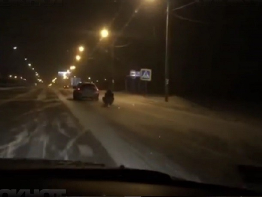 Воронежца, прокатившегося на привязанных к Mazda-6 санках на скорости 130 км/ч по трассе, наказали полицейские