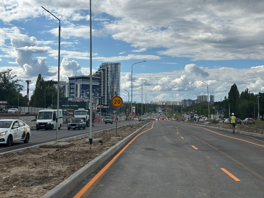 Выяснилось, из-за чего власти временно изменили схему движения на улице Остужева в Воронеже