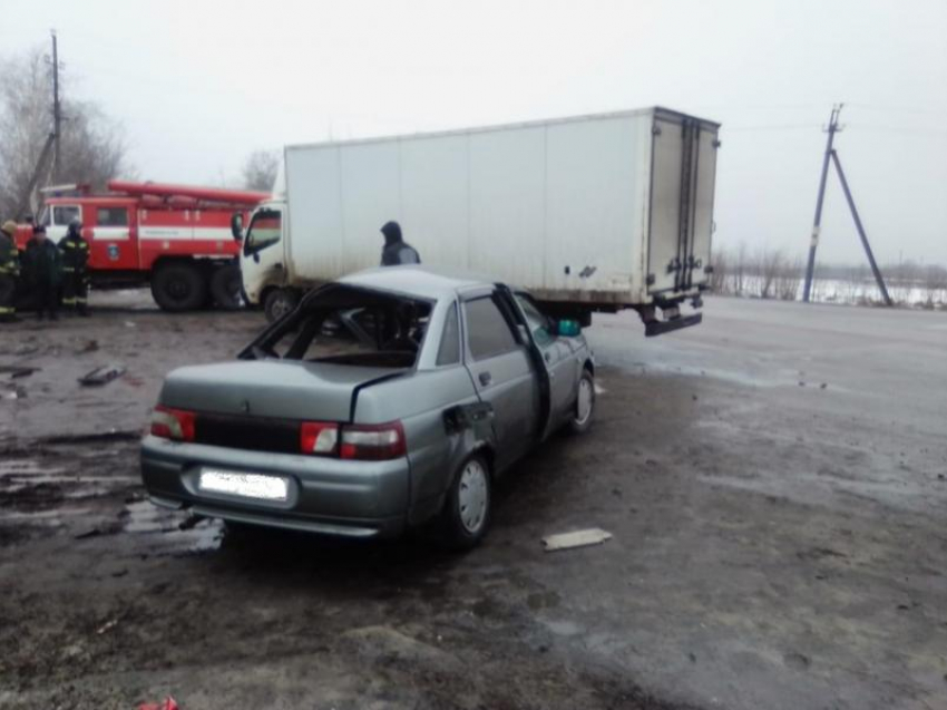 В ДТП под Воронежем грузовик жестко «чмокнулся» с легковым автомобилем