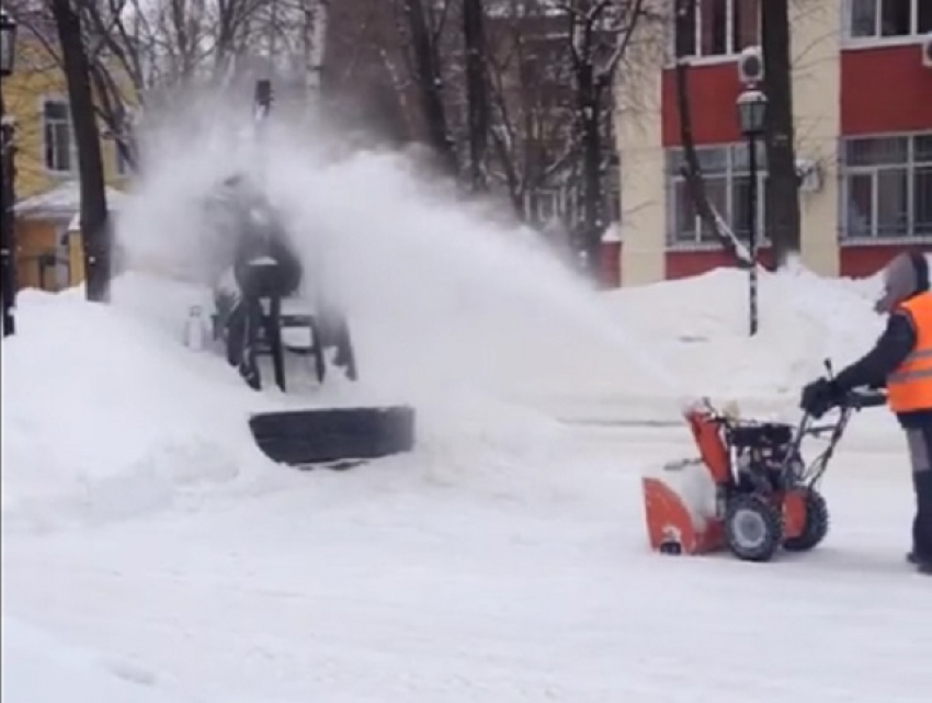 На видео сняли, как коммунальщик засыпает снегом памятник Высоцкому 