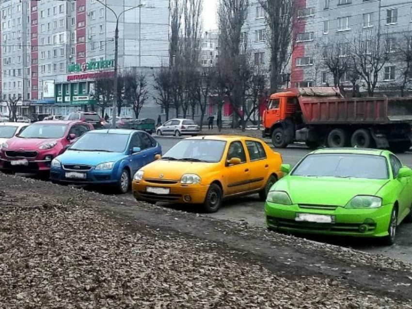 «Скитлстрянку» устроил квартет ярких авто в Воронеже