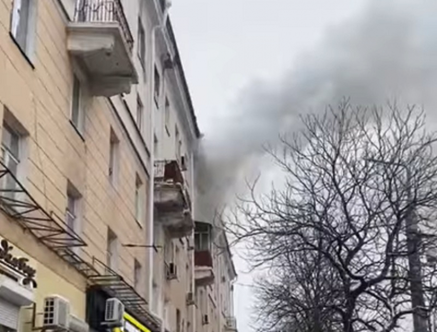 Опубликовано видео пожара, на котором эвакуировали пятерых человек в центре Воронежа