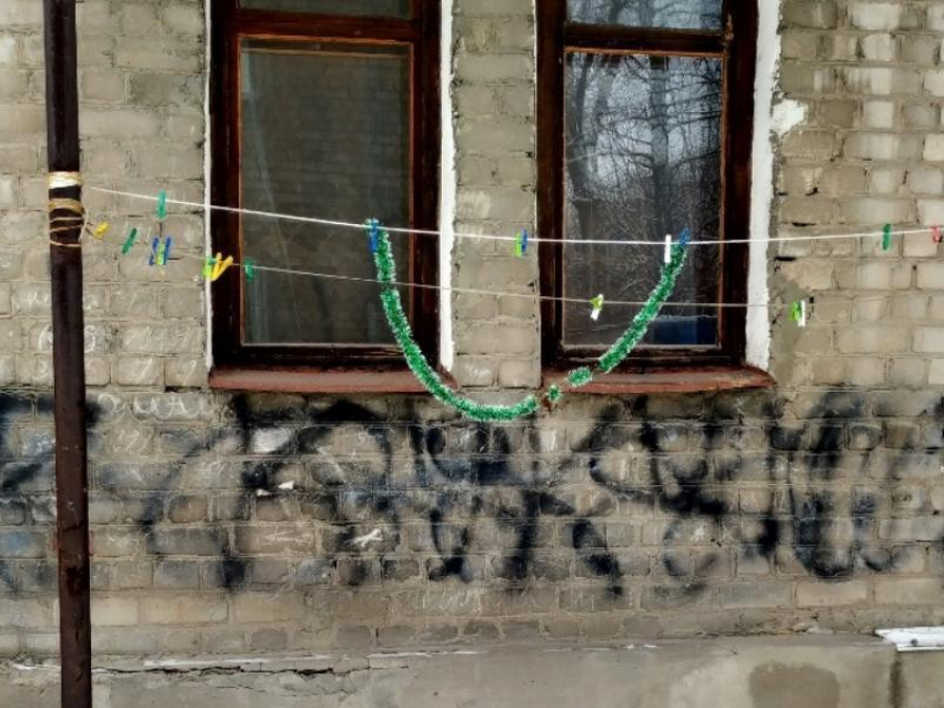 Тоскливое новогоднее украшение сняли в трущобах Воронежа
