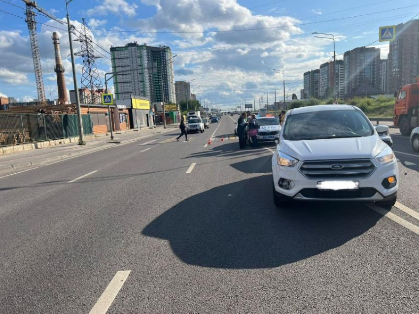 Двух маленьких детей вместе с мамой сбил пожилой водитель внедорожника в Воронеже прямо на зебре 