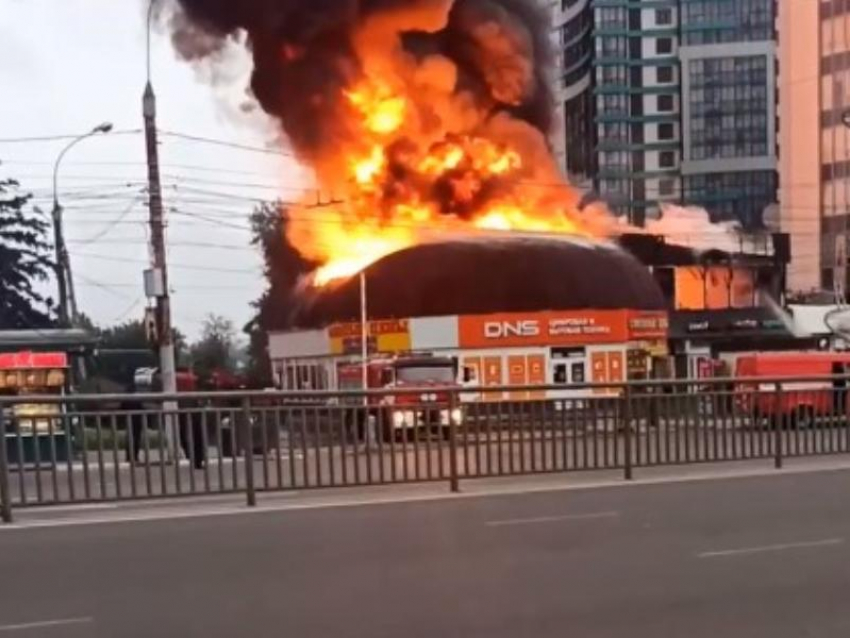 Стали известны подробности жуткого пожара в DNS у автовокзала в Воронеже