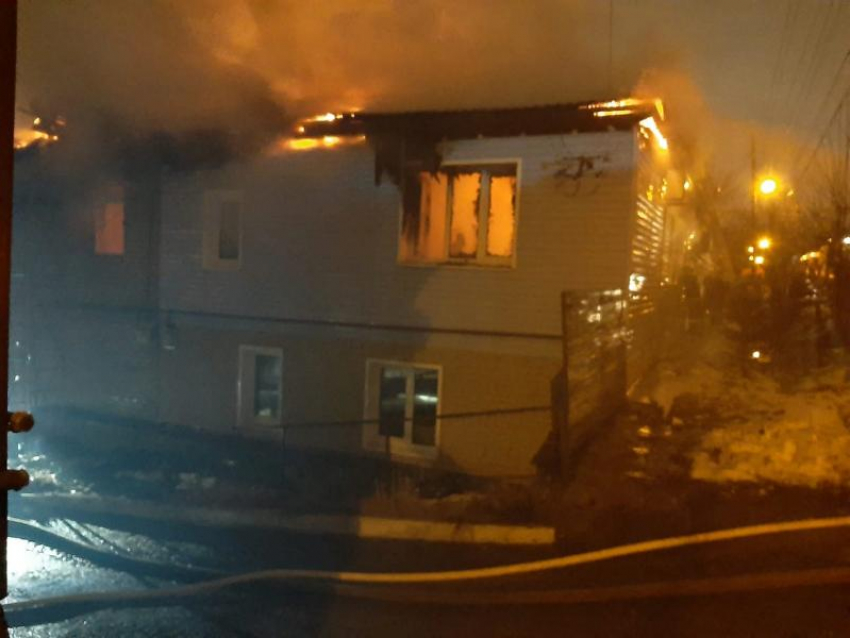 Во время праздничного салюта в Воронеже сгорел дом