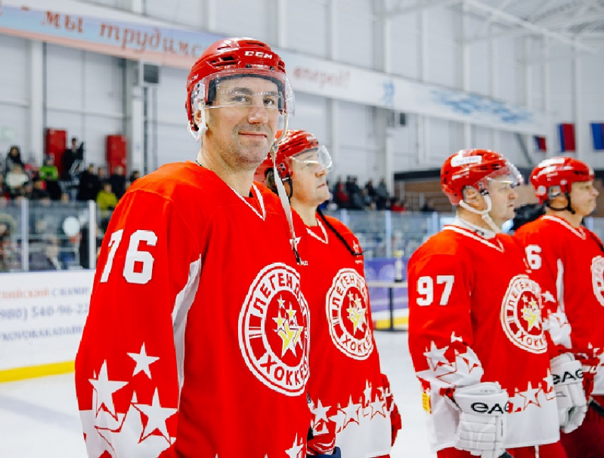 В Нововоронеже прошел уникальный матч между сборными «Легенды хоккея» и атомщиков