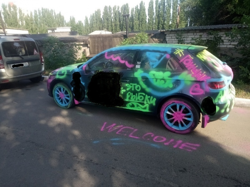 Пенисами украсили автомобиль гонщика в Воронеже