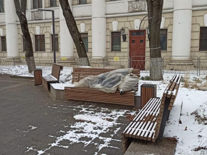 Человека под полиэтиленом нашли недалеко от здания правительства в Воронеже