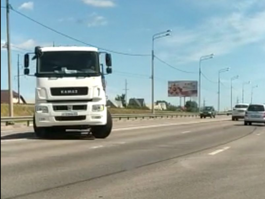Как слон в посудной лавке: грузовик жестко наплевал на дорожные правила в Воронеже