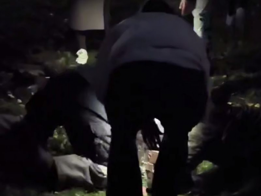 Ребенок провалился в яму под Воронежем: опубликовано видео его спасения