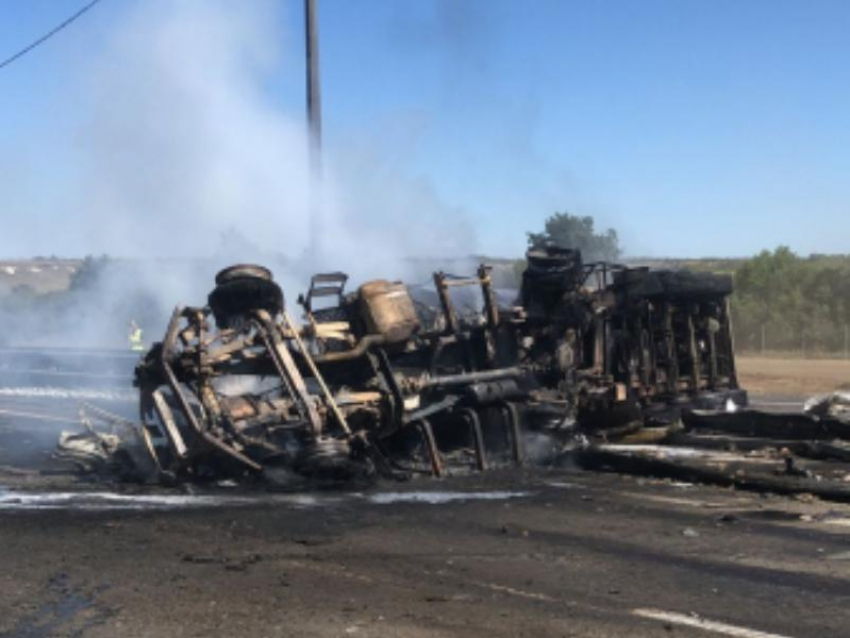 Водитель грузовика заживо сгорел под Воронежем после взрыва колеса
