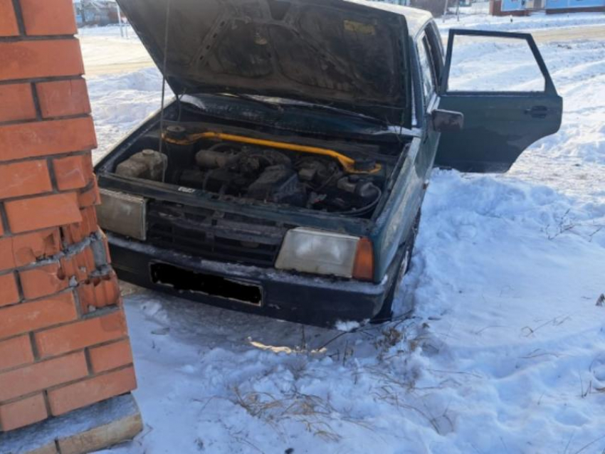 Четыре девушки пострадали в ДТП со зданием в Воронежской области 