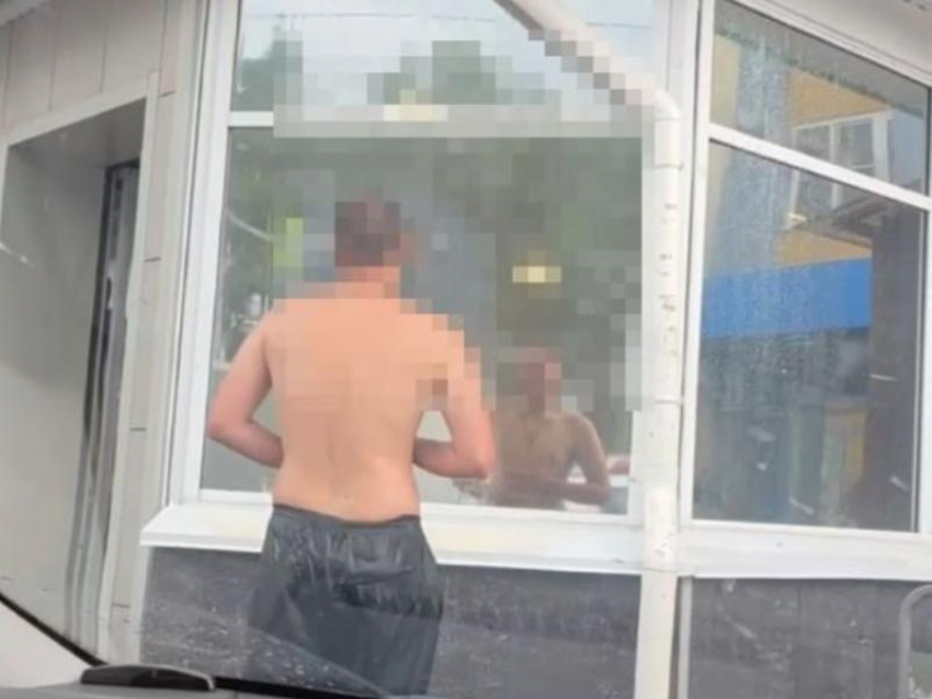 Самый летний прием душа показали на видео в Воронеже