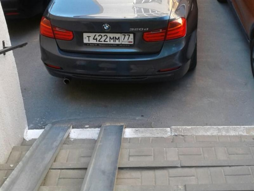  Беспрецедентной парковкой блеснул москвич на BMW в Воронеже