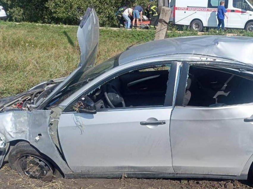 Пенсионер погиб в смертельном ДТП с перевёрнутым автомобилем в Воронежской области