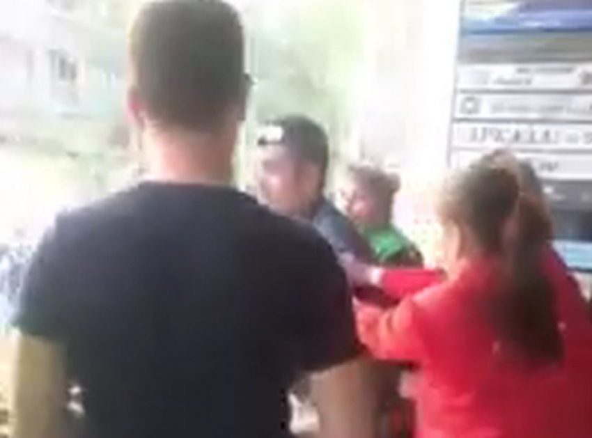 На видео попало, как продавцы воронежского супермаркета скрутили воришку
