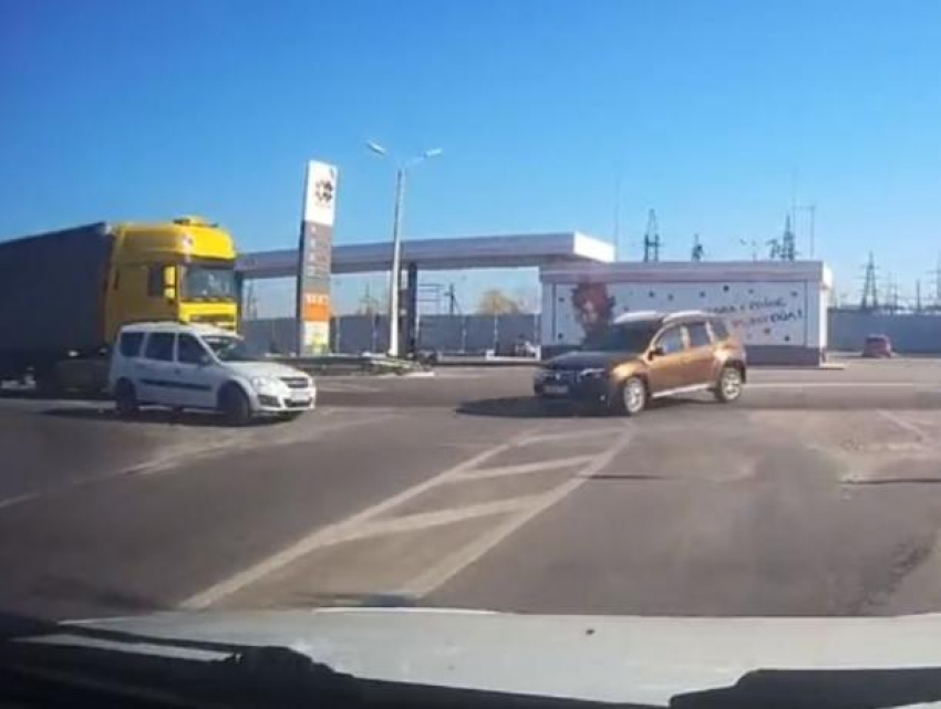 Момент ухода от аварии с вылетом на обочину попал на видео в Воронеже