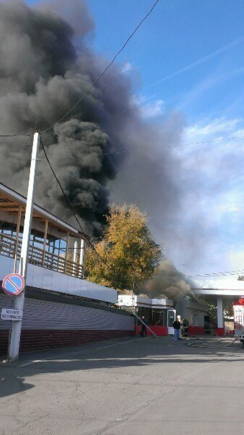 В Воронеже в Коминтерновском районе горел магазин на АЗС 