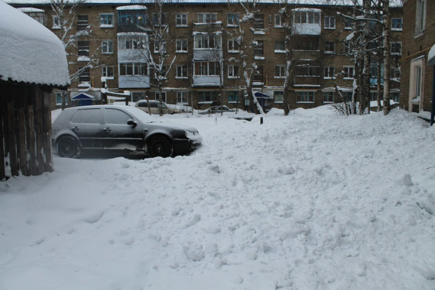 Родители заперли 2-летнего ребенка в холодной машине в Воронеже