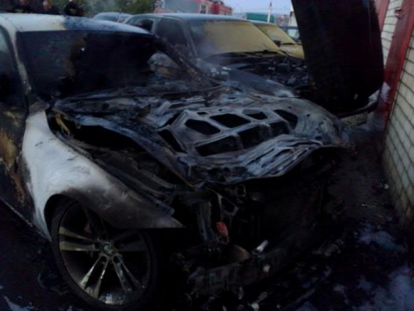 Утром в Воронеже сгорели два дорогих автомобиля