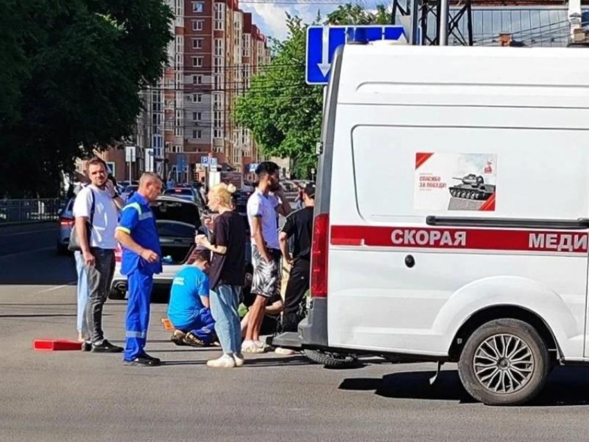 Курьер на электросамокате врезался в легковушку на перекрестке в центре Воронежа