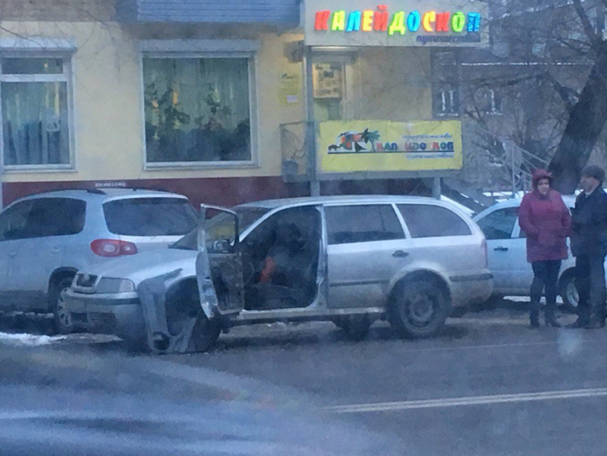 В Воронеже маршрутка вывернула дверь припаркованной легковушке