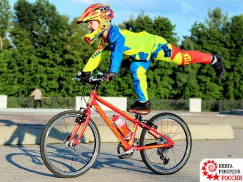 Трехлетний воронежец попал в Книгу рекордов России после трюка на велосипеде