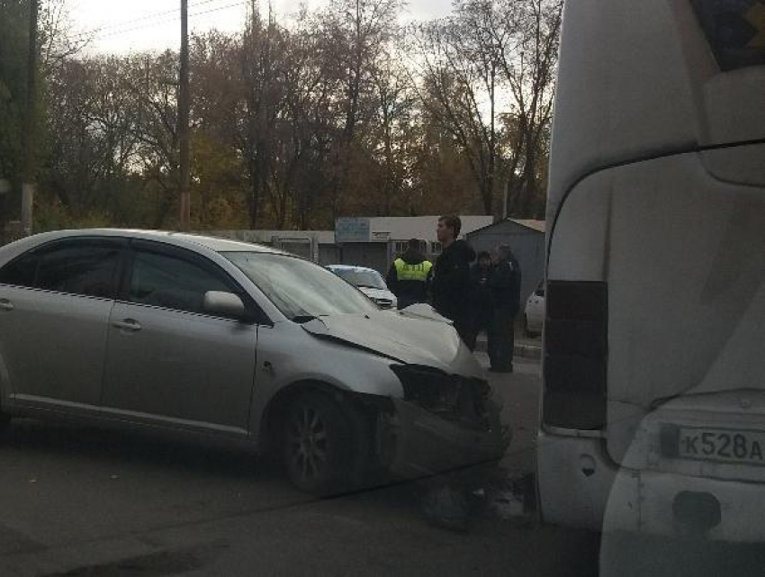 ДТП с автобусом перекрыло движение в Воронеже