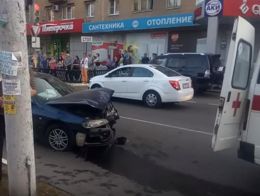В Воронеже девушка и женщина пострадали в аварии на перекрестке