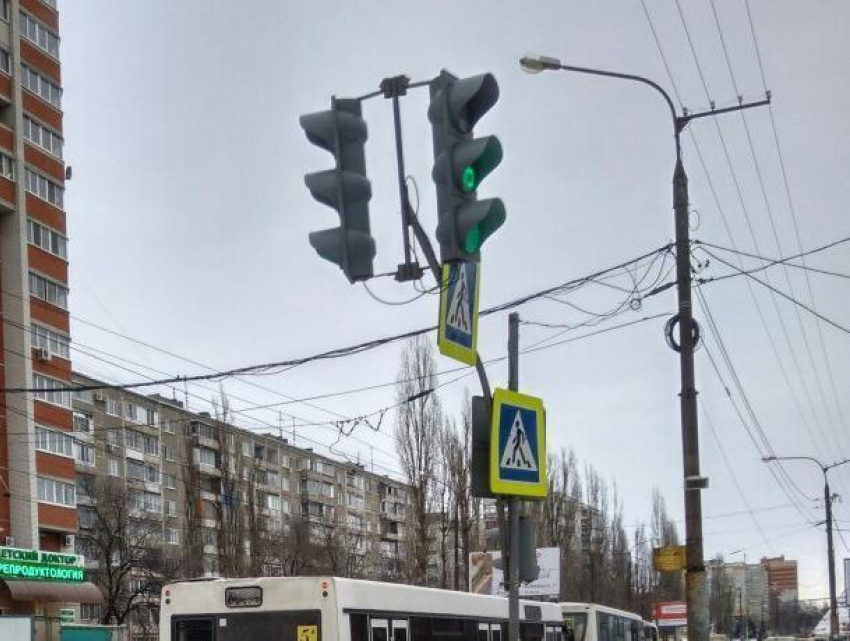 В Воронеже сильный ветер развернул «неумный» светофор