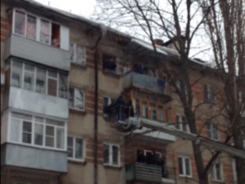 Воронежец попытался выпрыгнуть в окно в момент задержания
