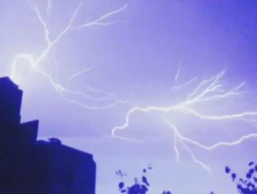 Разрывающую небо молнию показали на видео в Воронеже