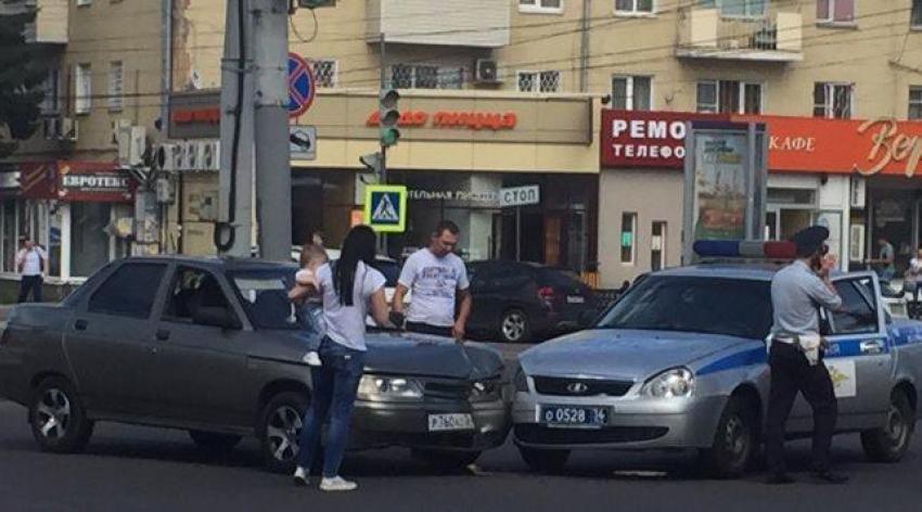 Сотрудник ГИБДД устроил ДТП в центре Воронежа