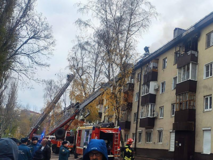 В Воронеже загорелась крыша 4-этажного дома