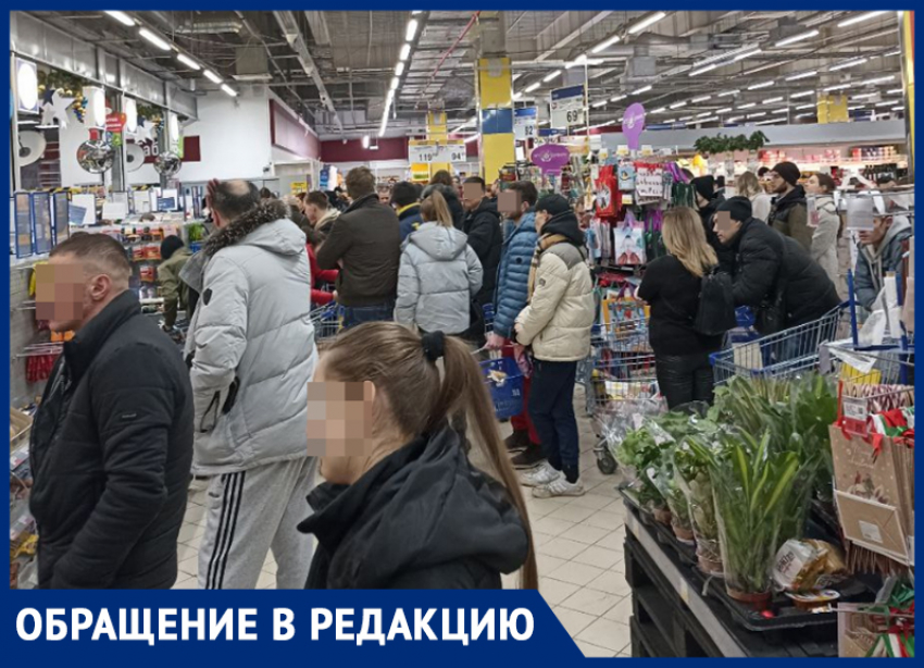 Праздничный ажиотаж в продуктовом магазине показали на фото в Воронеже 