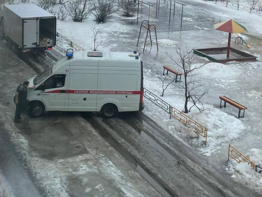 Скорая помощь застряла на скользкой дороге посреди двора в Воронеже