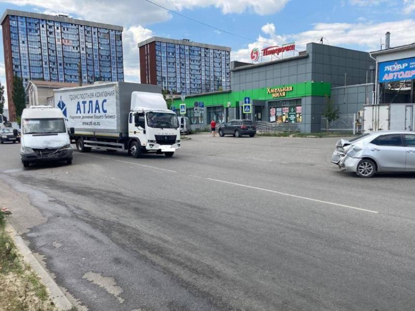 Автобус с 9 пассажирами врезался в легковушку в Воронеже