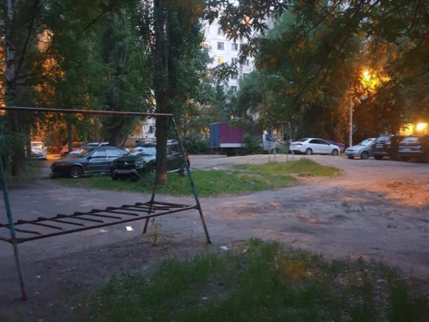 Двор без ничего: воронежцы жалуются на отсутствие асфальта, парковки и детской площадки 