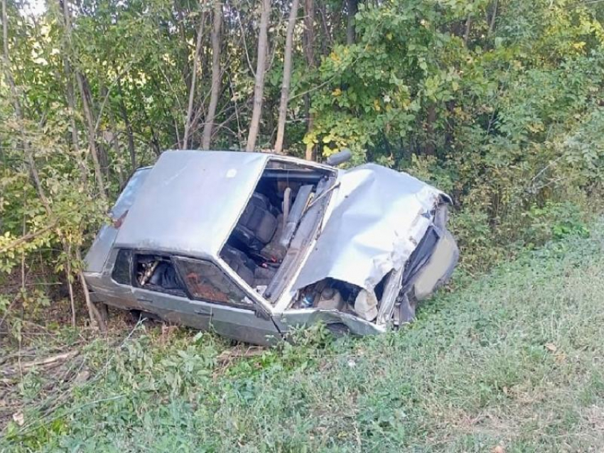 Водитель-новичок не справился с управлением и опрокинул машину в Воронежской области 