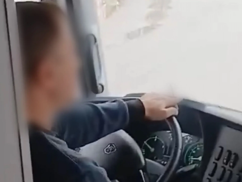  «Чувство безнаказанности зашкаливает»: воронежцы пожаловались на водителя маршрутки, который курил в салоне с пассажирами