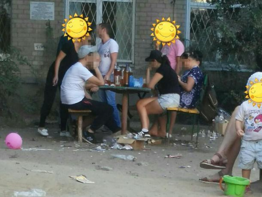 Отдых «по-взрослому» на детской площадке попал на фото в Воронеже