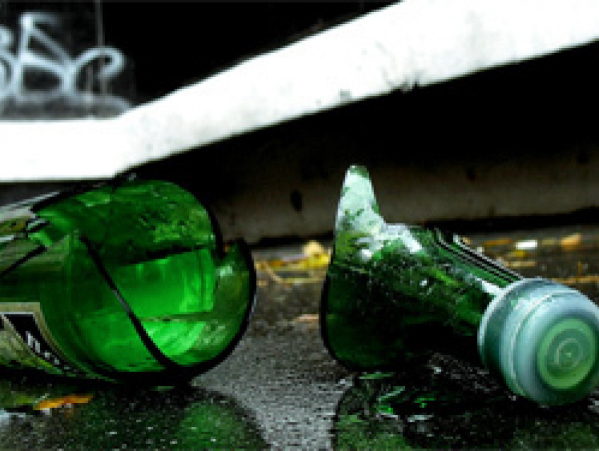 В Воронеже мужчина ударил товарища по голове бутылкой из-под шампанского