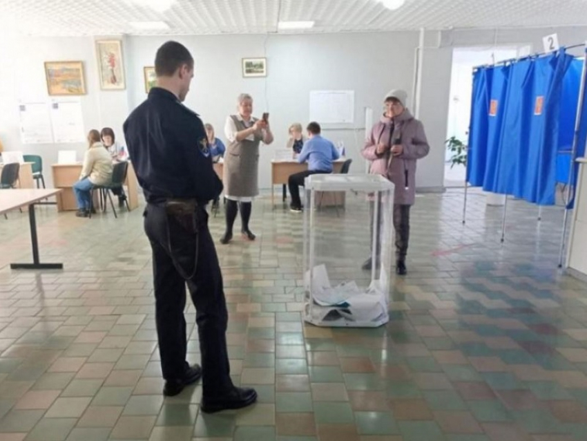 Залившая зелёнкой урну на выборах президента женщина ответит в воронежском суде