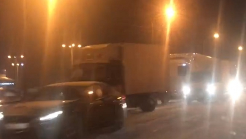 Парализованное движение из-за фур в Воронеже попало на видео