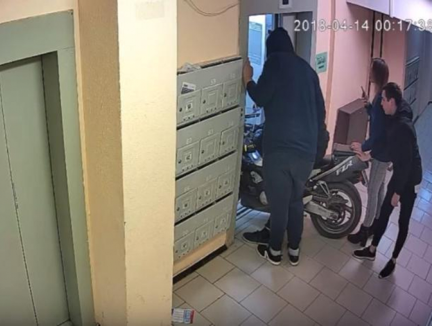 Самую наглую парковку мотоцикла сняли на видео в Воронеже
